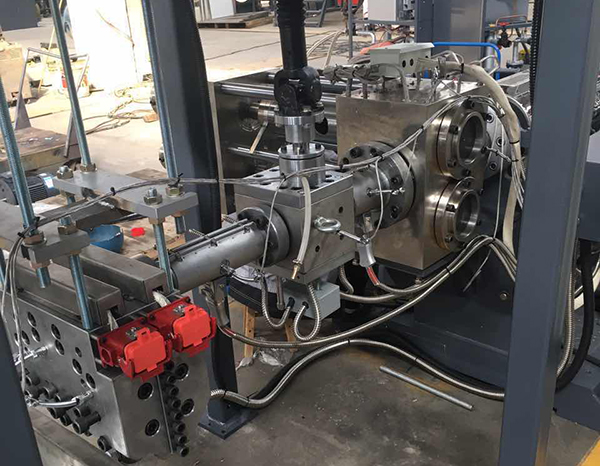 双柱换网器应用PET打包带生产线